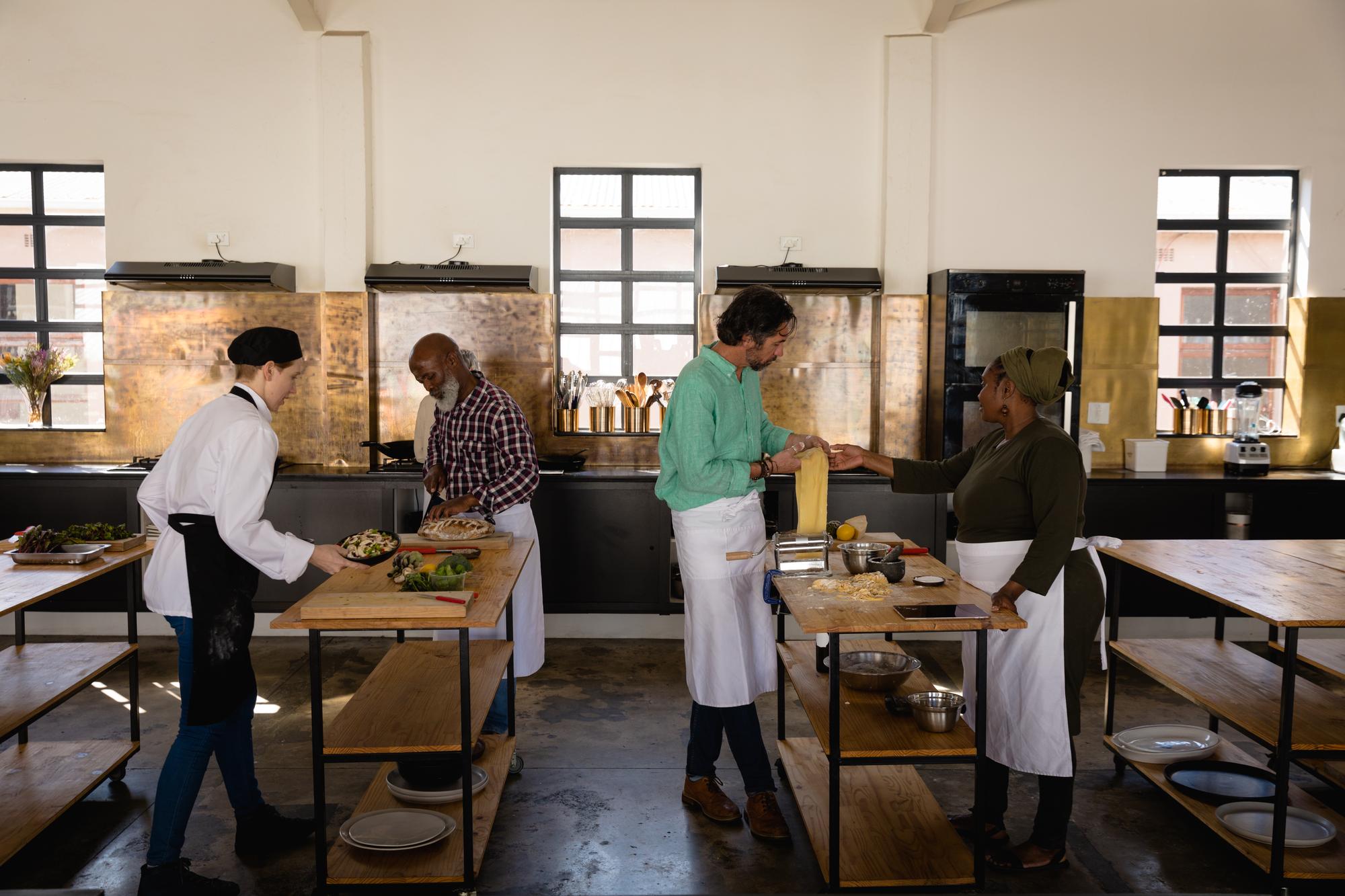 Interior atelier culinar cu participanți